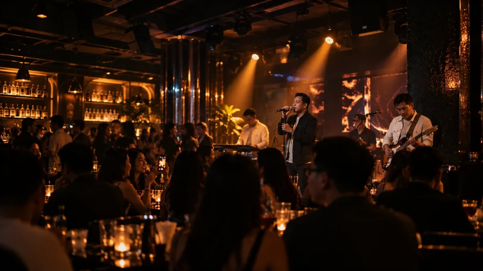 Penampilan live music di venue pub dengan pencahayaan panggung bernuansa hangat.